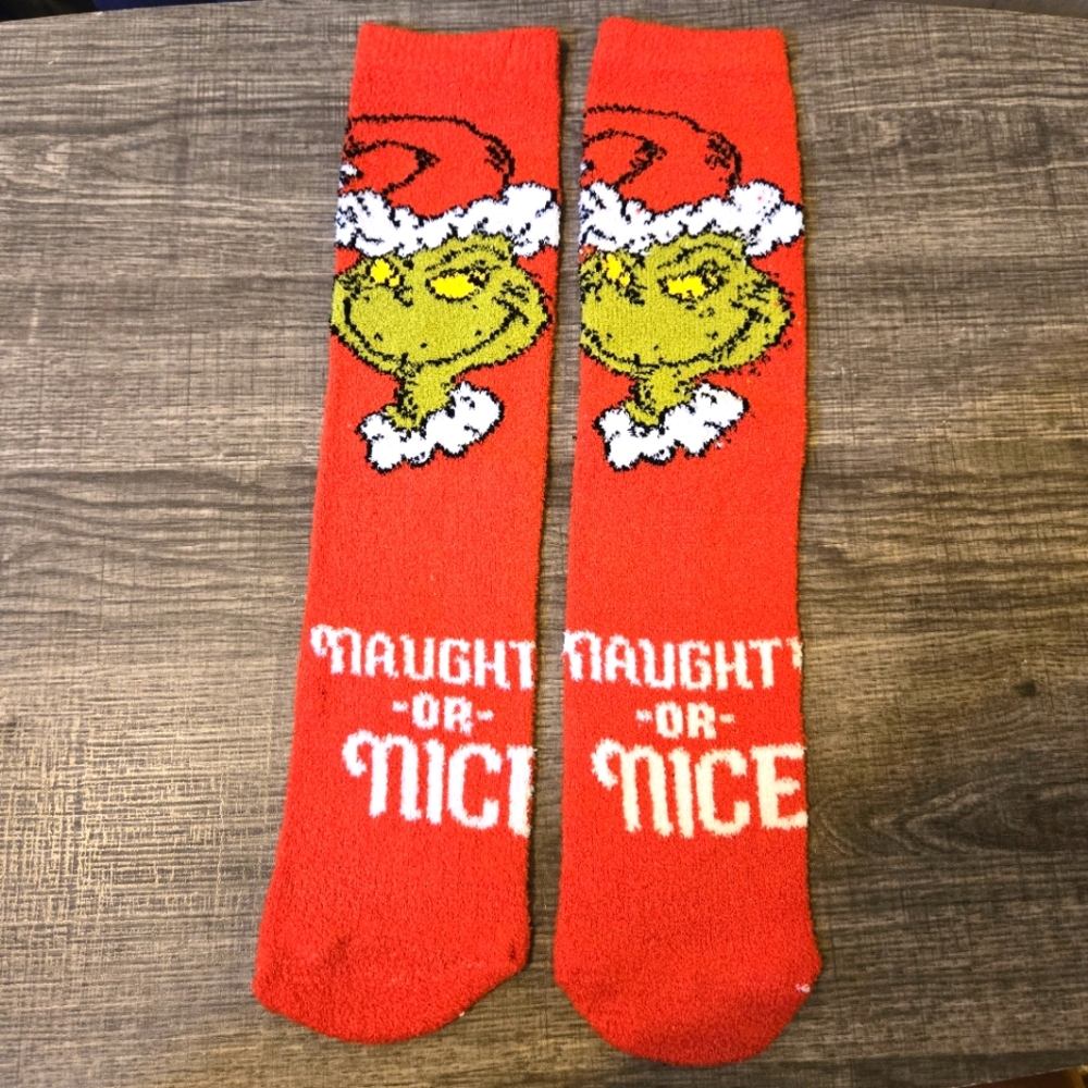 🍒🍒 The Grinch Naughty or Nice Fuzzy Crew Socks